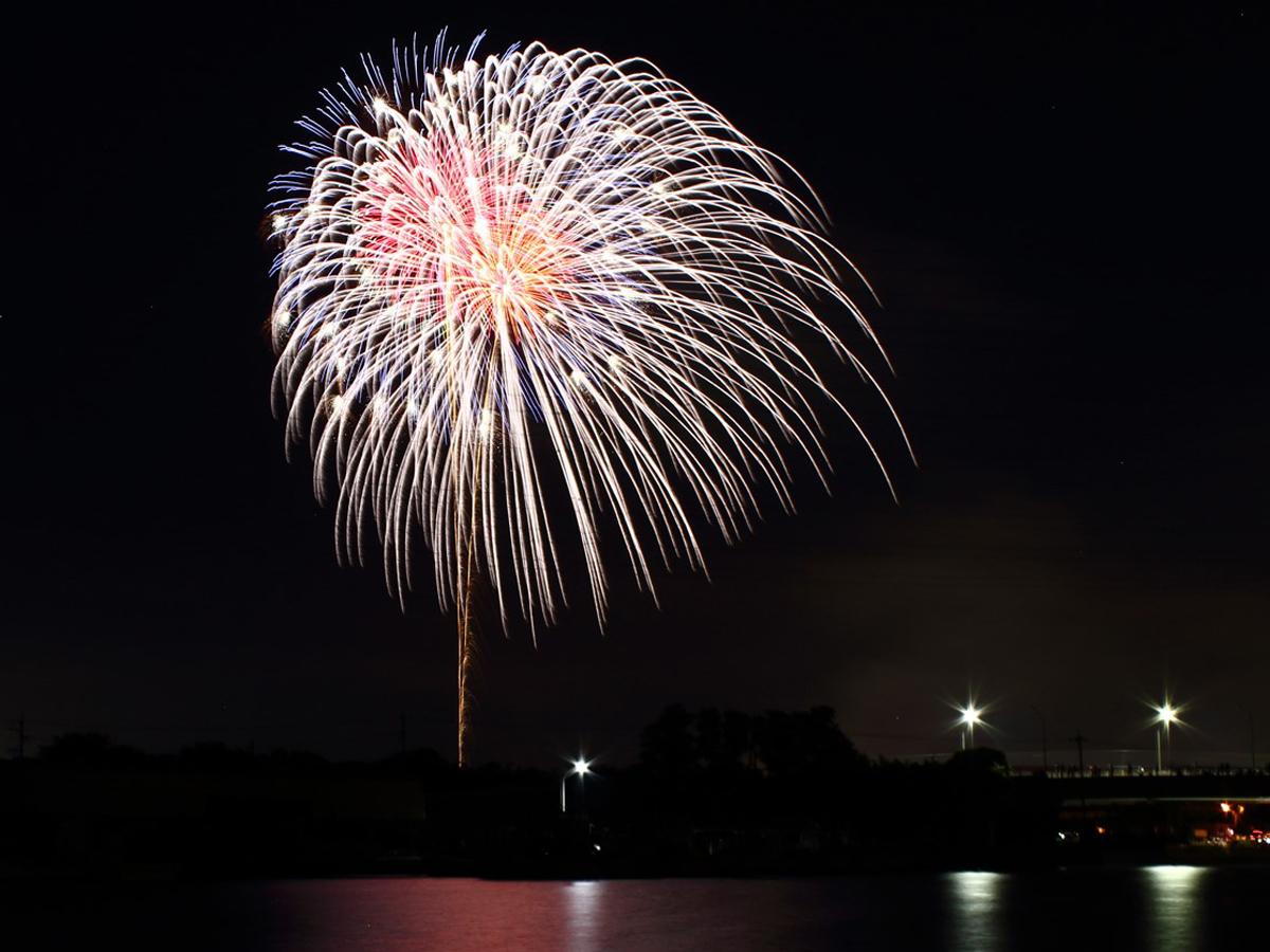 Pertunjukan kembang api Festival Pelabuhan Kinuura