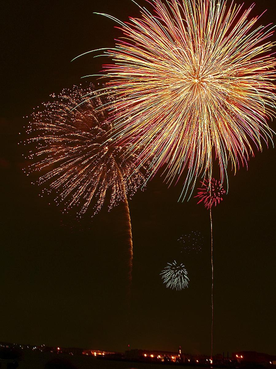 Pertunjukan kembang api Festival Pelabuhan Kinuura
