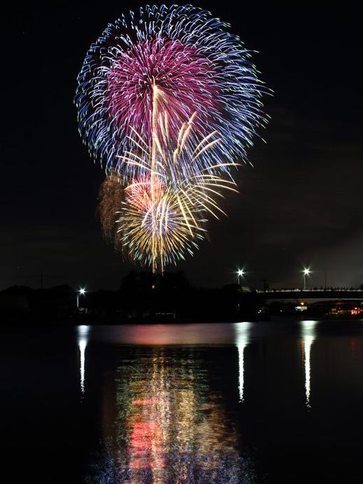 Pertunjukan kembang api Festival Pelabuhan Kinuura