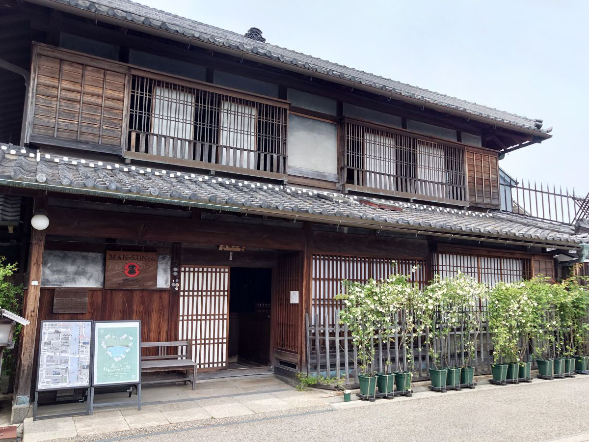 萬三の白モッコウバラ祭