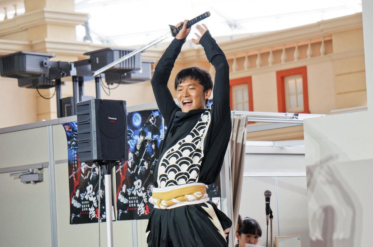 忍者队控制了机场