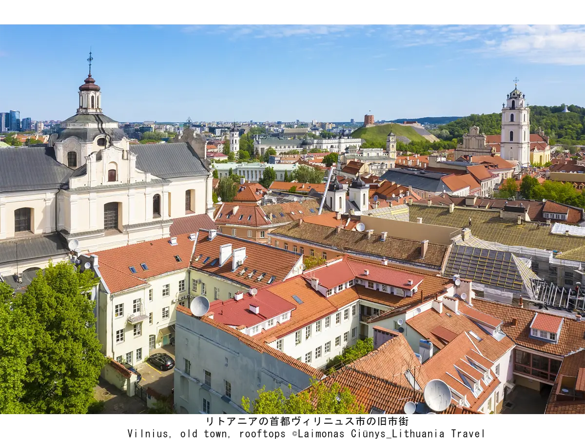 リトアニアの首都ヴィリニュス市の旧市街 Vilnius, old town, rooftops ©Laimonas Ciūnys_Lithuania Travel