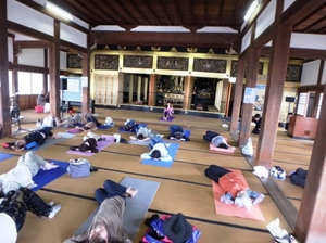 お寺deヨガ