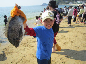 魚のつかみどり体験