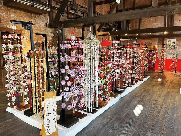 半田赤レンガ建物の桃の節句 ステンドグラスのおひな祭り展