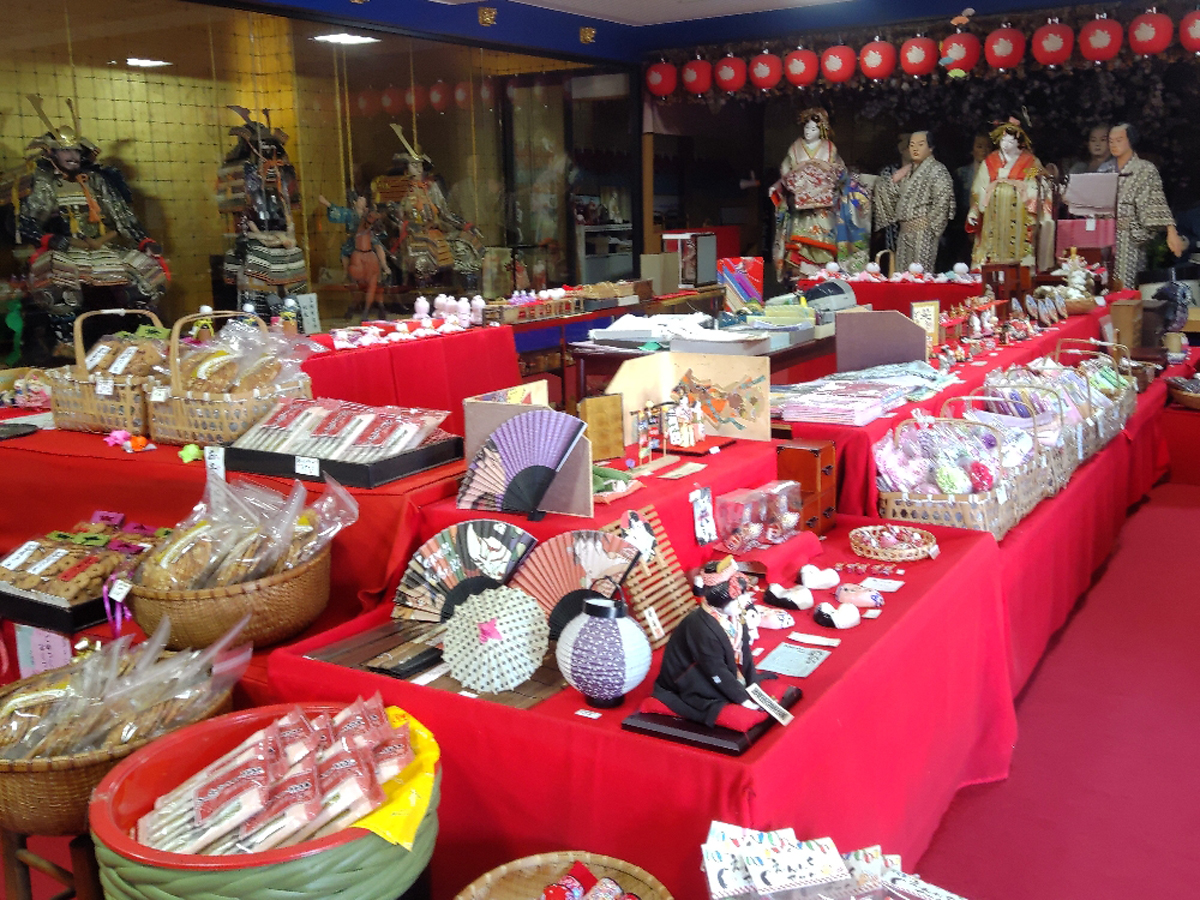 Takahama Teahouse Yoshiki's life-size mannequin kabuki performances