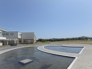 ③さららパーク外観（水の広場）