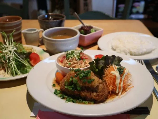 人気洋食店の絶品ランチ&大人かわいい体験コース