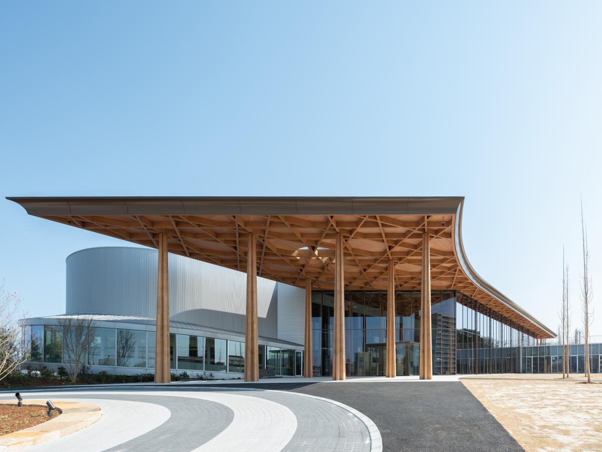 クルマの街から広がる知とアートの旅