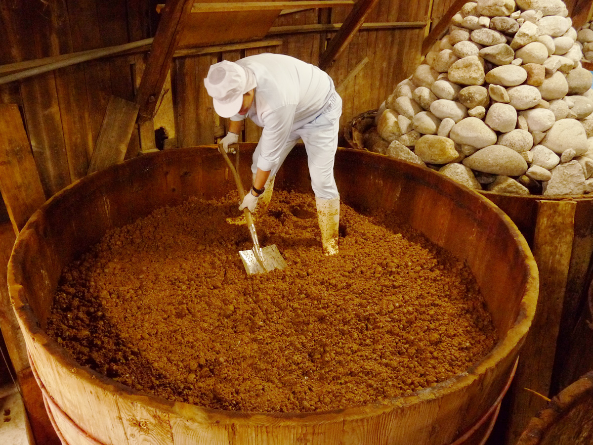 ย่านเมืองเก่าที่เรียงรายไปด้วยมิโสะสโตร์เฮ้าส์ (ฮัทโชะกุระ-โดริ)