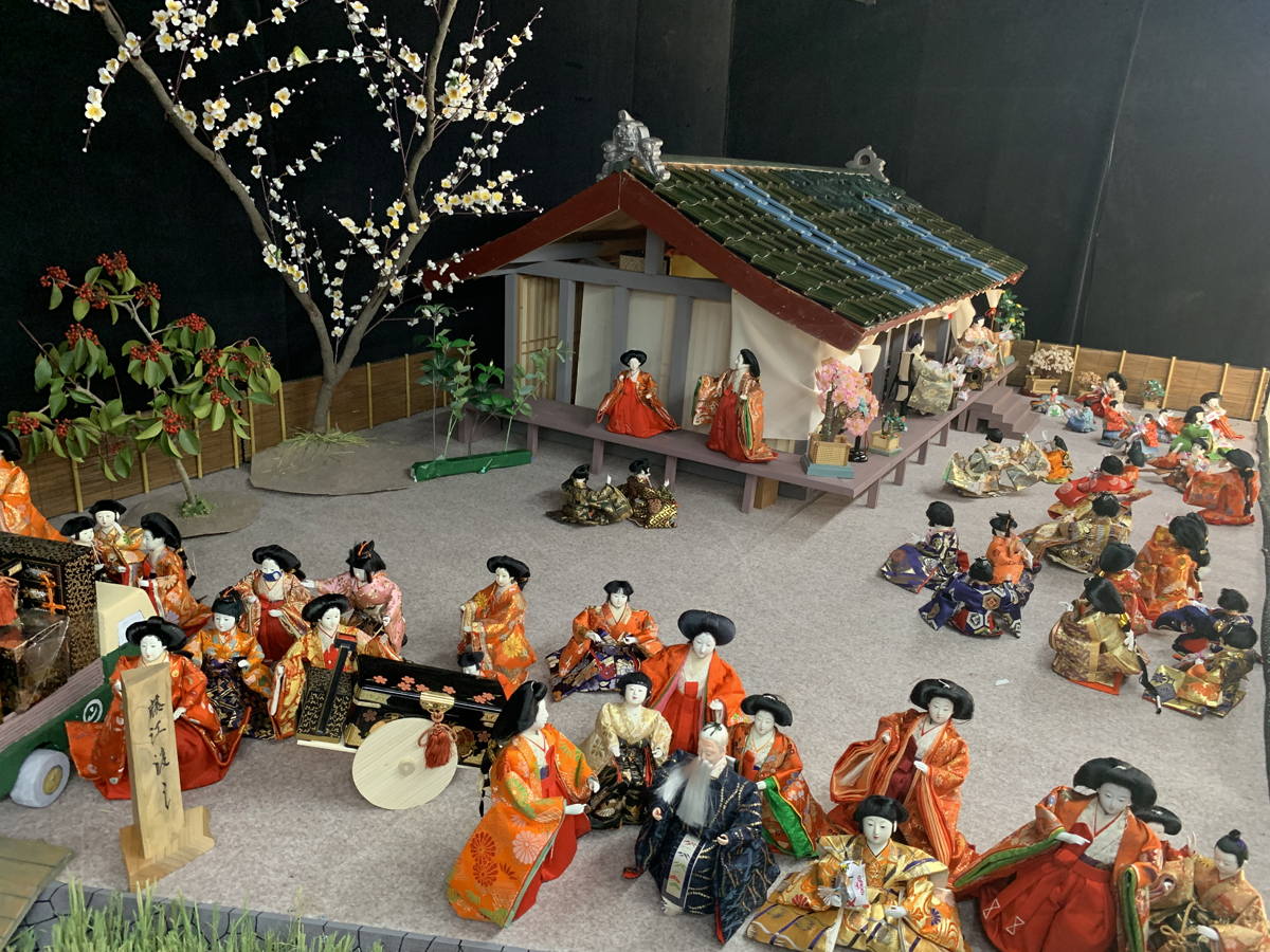 Hina Tour Through Ningyo Komichi Alley