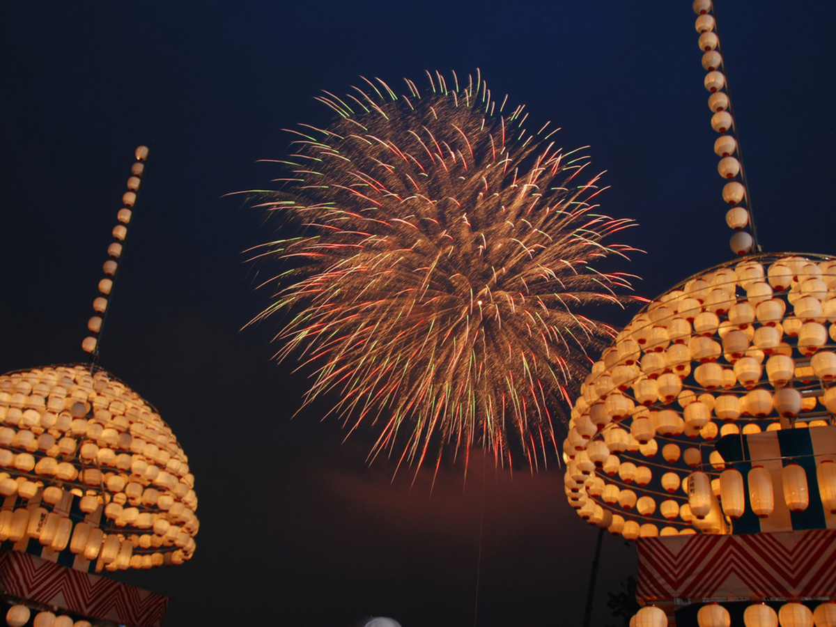 三好池まつり：巻き藁船と花火