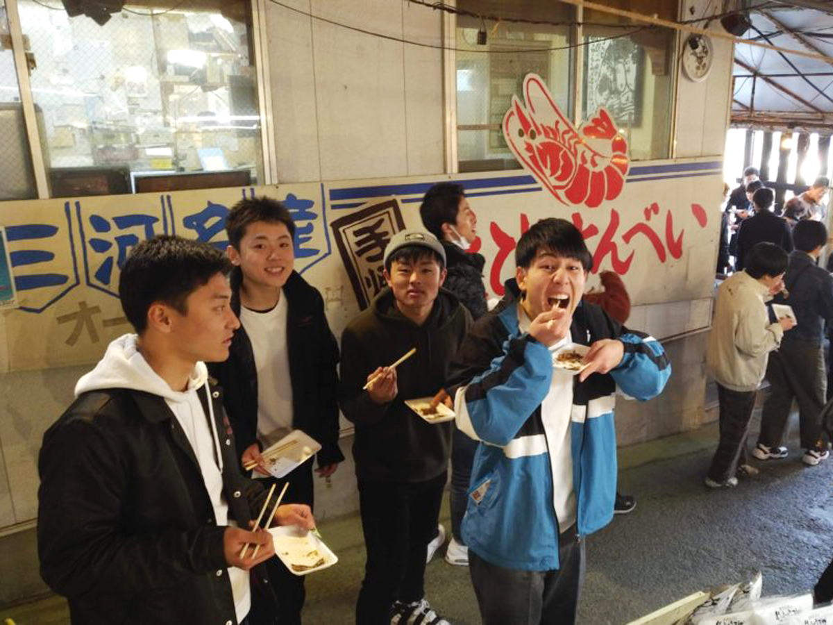 形原漁港内の魚屋で蒲郡自慢の5種の魚介類を“堂々つまみ食い”