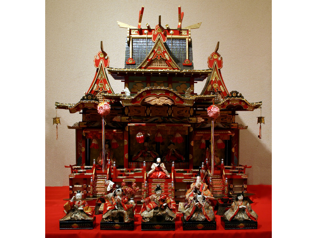 Tahara Municipal Museum's Hina Dolls and First Kites Exhibit