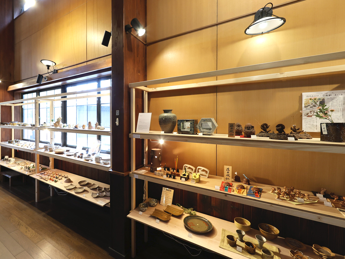 Climbing Kiln Plaza Gallery and Studio(Noborigama Hiroba Tenji Kobokan)