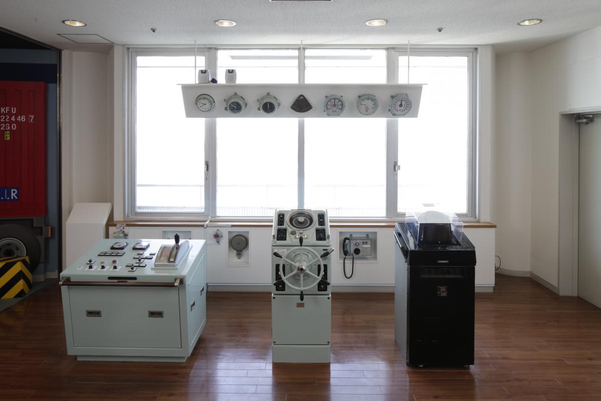 名古屋港花园埠头　名古屋海洋博物馆(港口大楼)・南极观测船富士