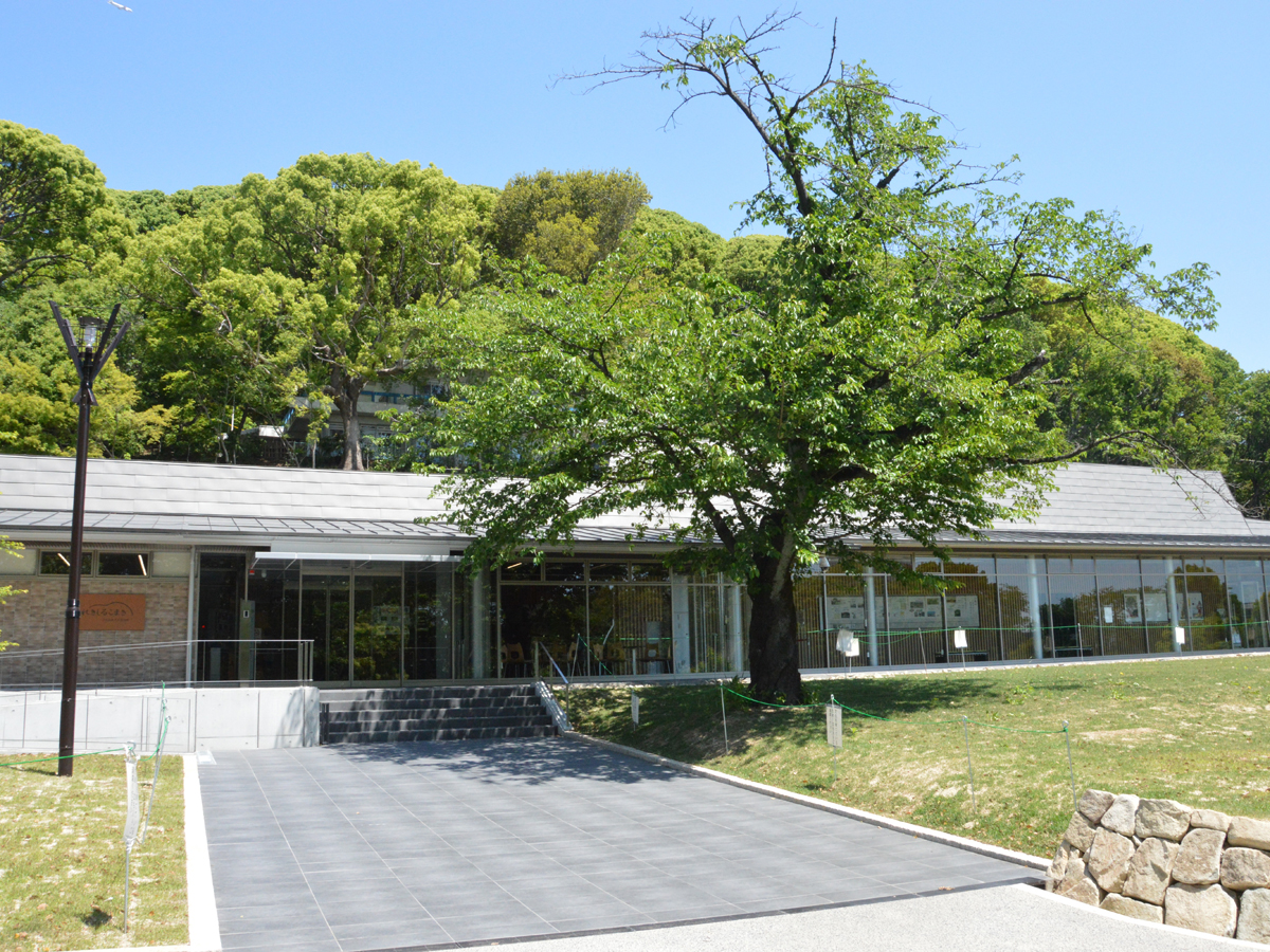 ปราสาทโคมากิยามะ (พิพิธภัณฑ์ประวัติศาสตร์ภูเขาโคมากิและหอข้อมูลประวัติศาสตร์ปราสาทเรคิชิรุโคมากิ โคมากิยามะ)