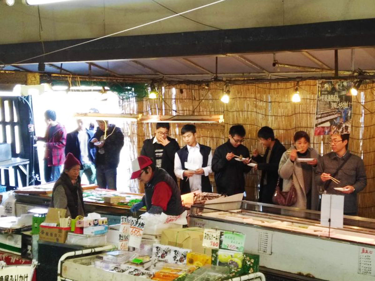 形原漁港内の魚屋で蒲郡自慢の5種の魚介類を“堂々つまみ食い”