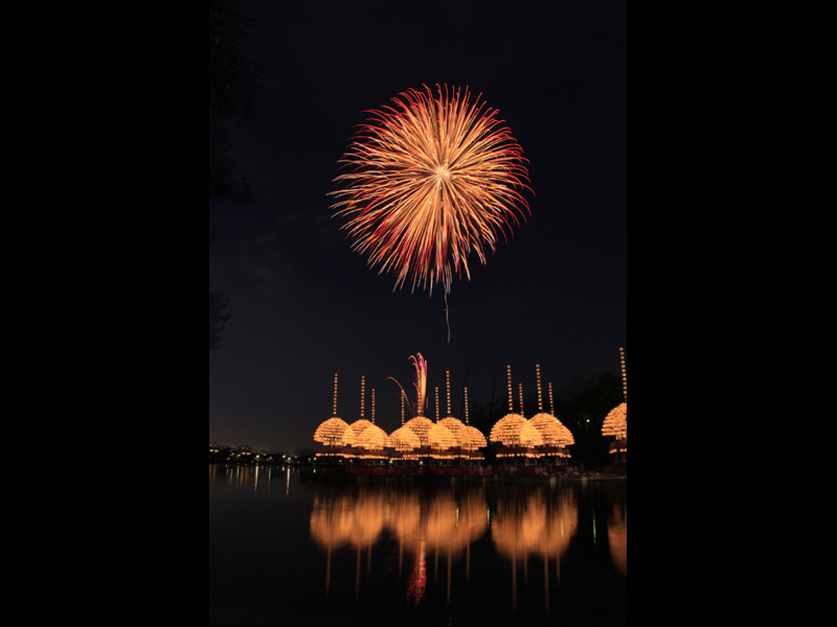 三好池まつり：巻き藁船と花火