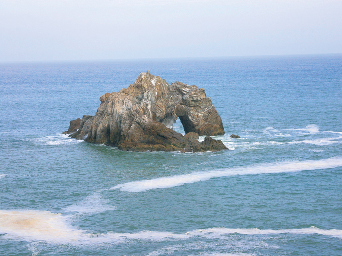 日出の石門（ひいのせきもん）