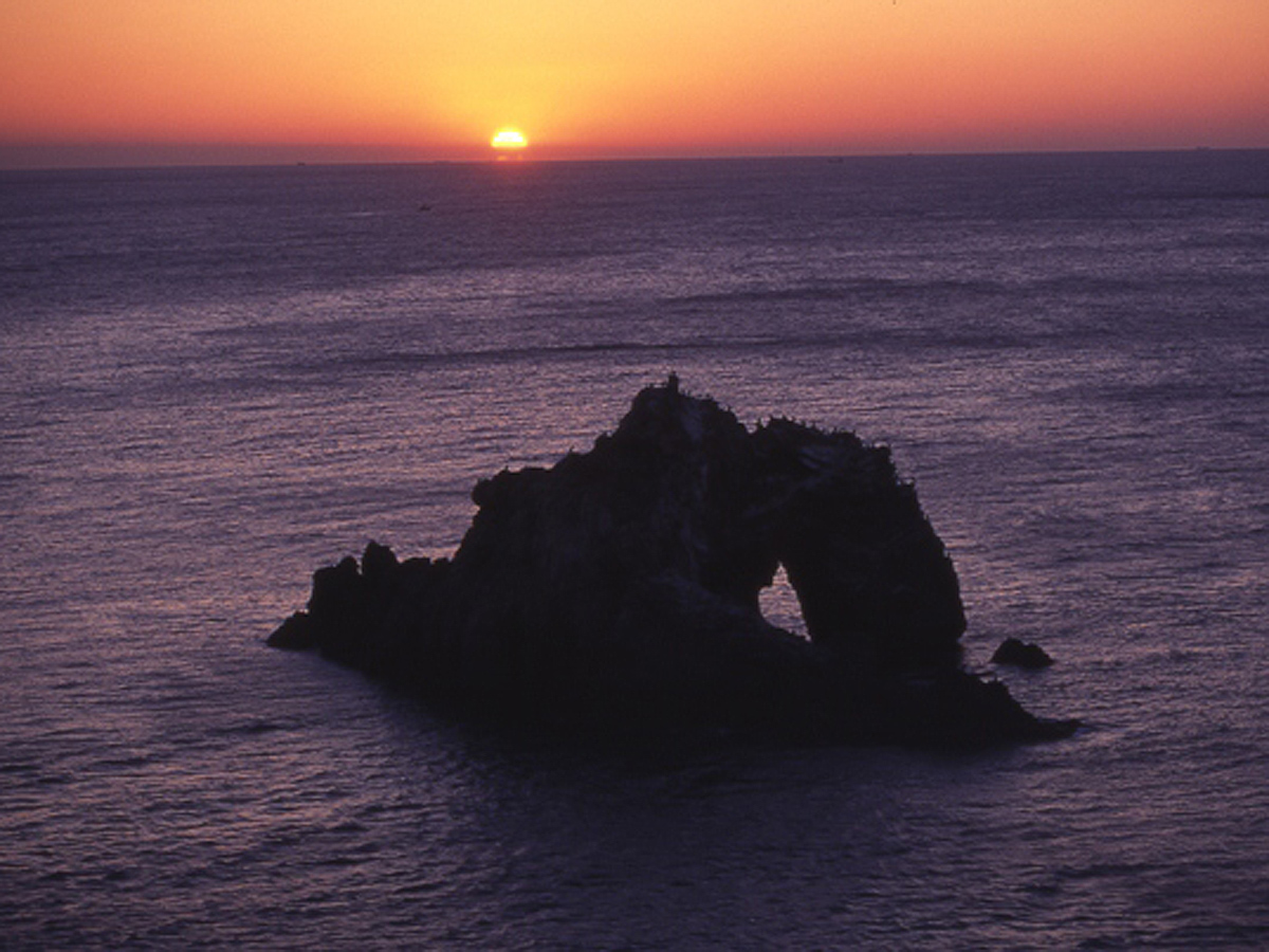 日出の石門（ひいのせきもん）