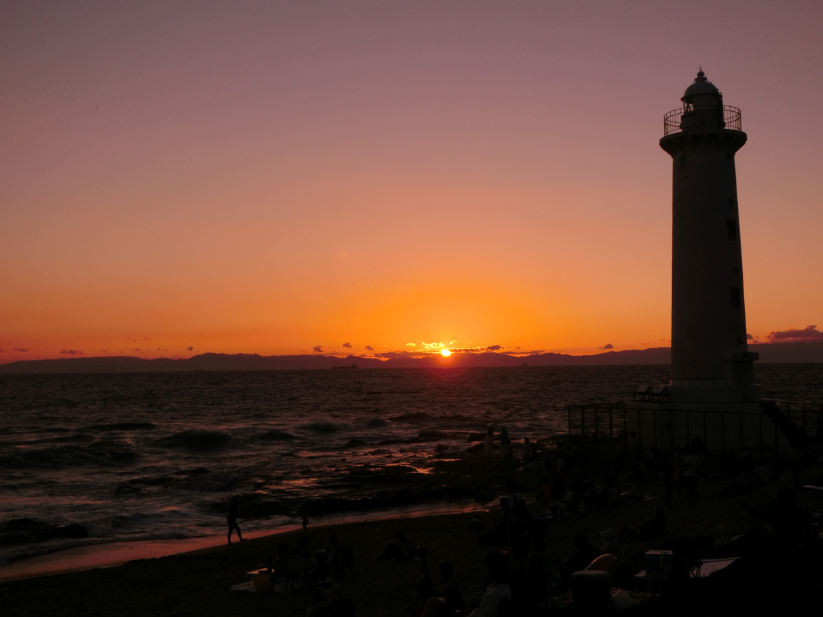 夕暮れの野間埼灯台（野間灯台）