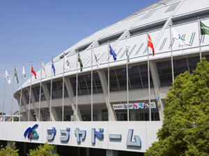 การแข่งขันเบสบอลของทีมจูนิจิ ดรากอนส์ ที่วันเทลิน โดม นาโกย่า