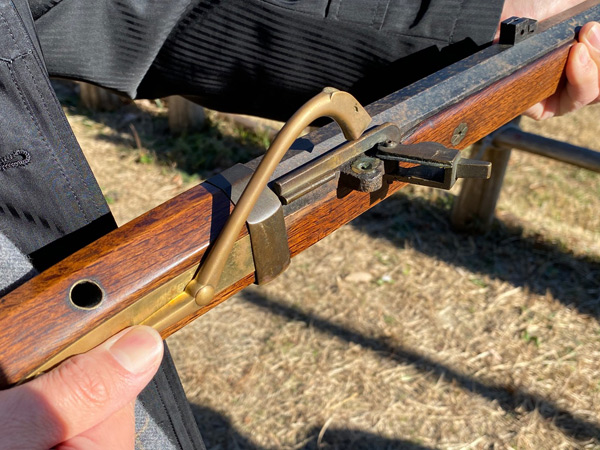 Detail of the firing mechanism showing the serpentine and the open flashpan.