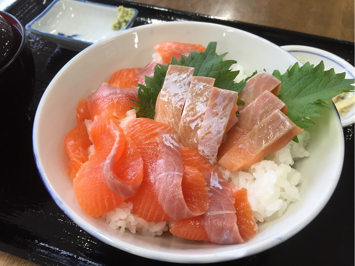 八雲苑(絹姫サーモン丼の昼食)